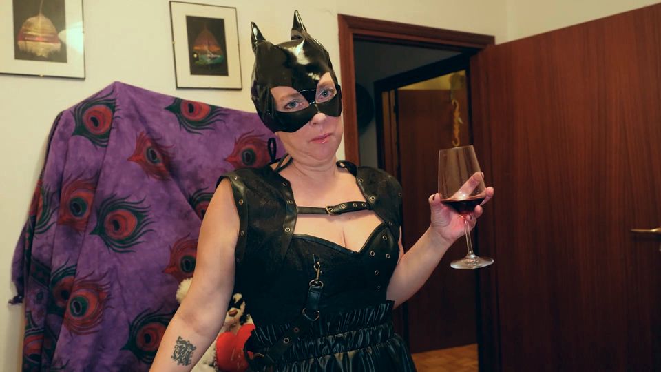 Kika Kiki und Ziliam: Strapon and fisting action with a human table slave