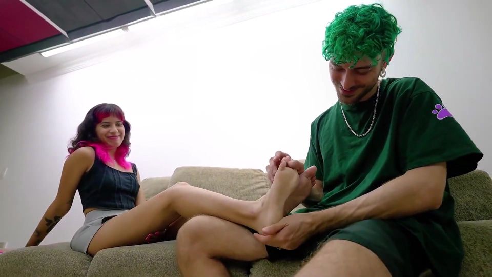 I Sucked the Toes and Soles of the Feet of the Young Girl I Met on Tinder