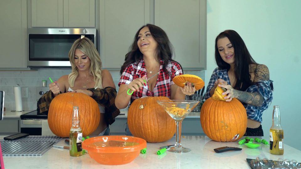 Kiki Mariah_970 Evelin Carve Pumpkins Nude Photoshoot After