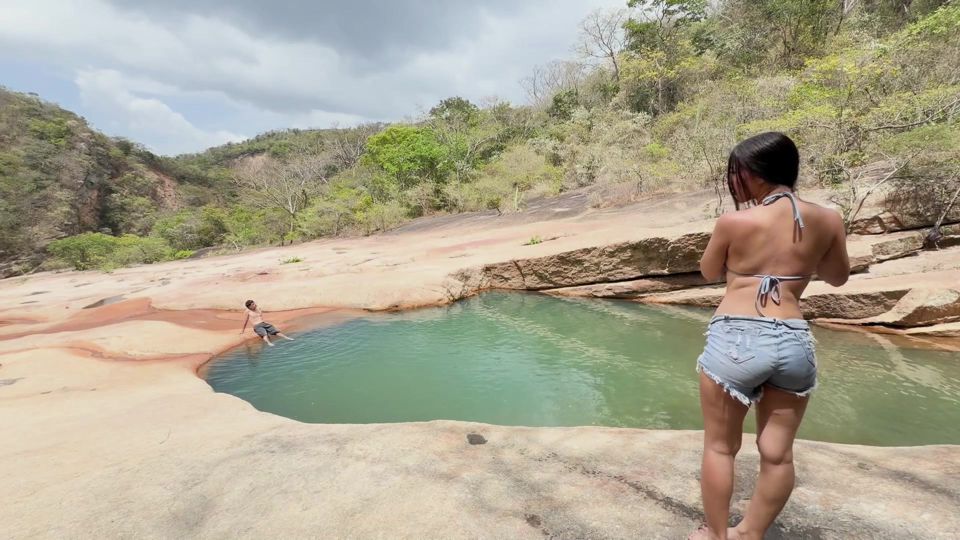 Gorgeous YOUNG COLLEGE GIRL goes to the river after her classes and meets A STRANGER AND ENDS UP FUCKING OUTDOORS IN COLOMBIA!