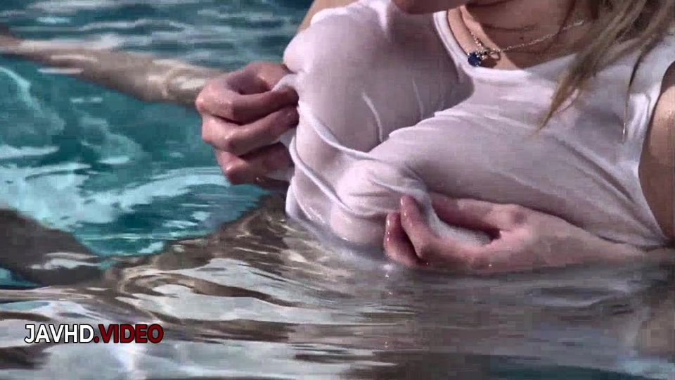 Suzuna Komiya's Steamy Poolside Blowjob with Two Guys