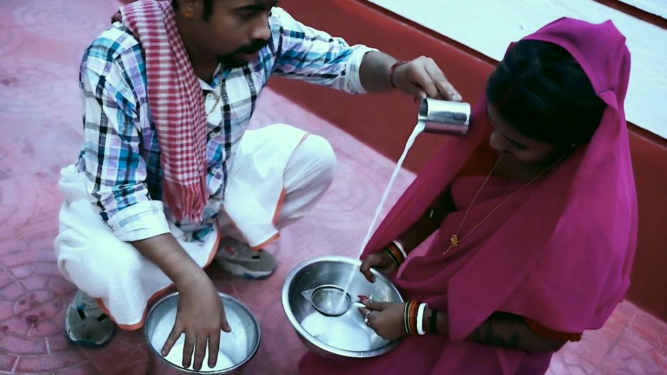 Dudh wale ne jawan Malkin ko akele me pakad ke choda