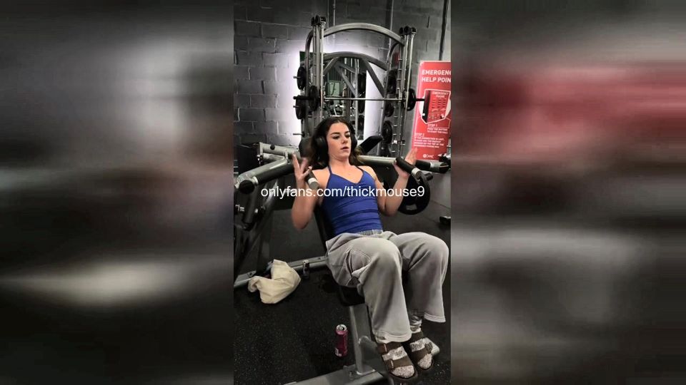 Oops at the Gym: Barely Legal Accidentally Exposing Girl's Pussy During Workout!