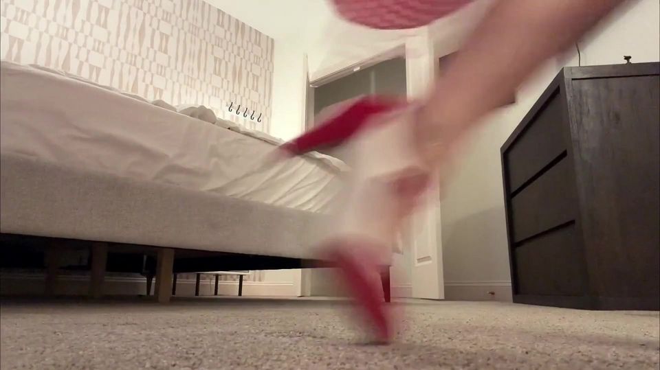Tilly Mcreese's Sultry '50s Giantess Fantasy 4K POV Tiny Thrills Awaits!