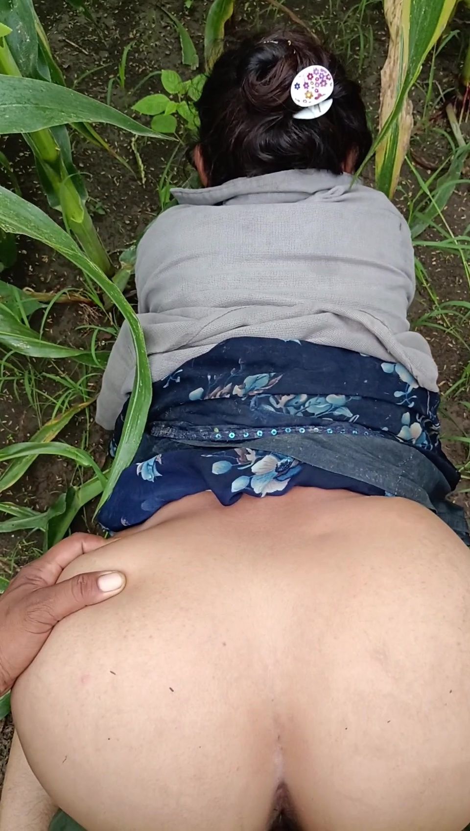 Gaon ka shuddh real desi Makka ki khet ka sexy video bhabhi apni Badi gand Apne devar se marva rahi hai Makka ke khet mein bhabhi ki gand ma