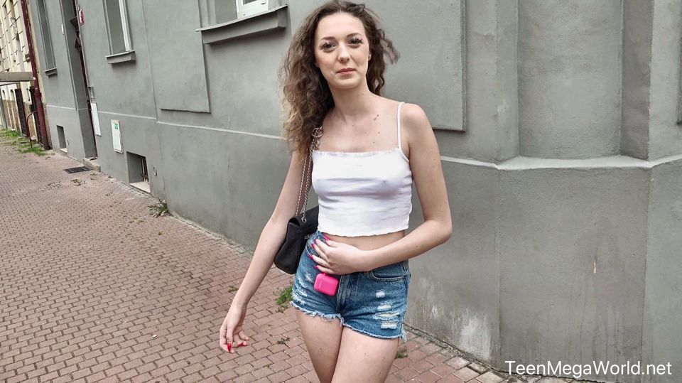 Cameraman Gives Hottie a Sex Lesson