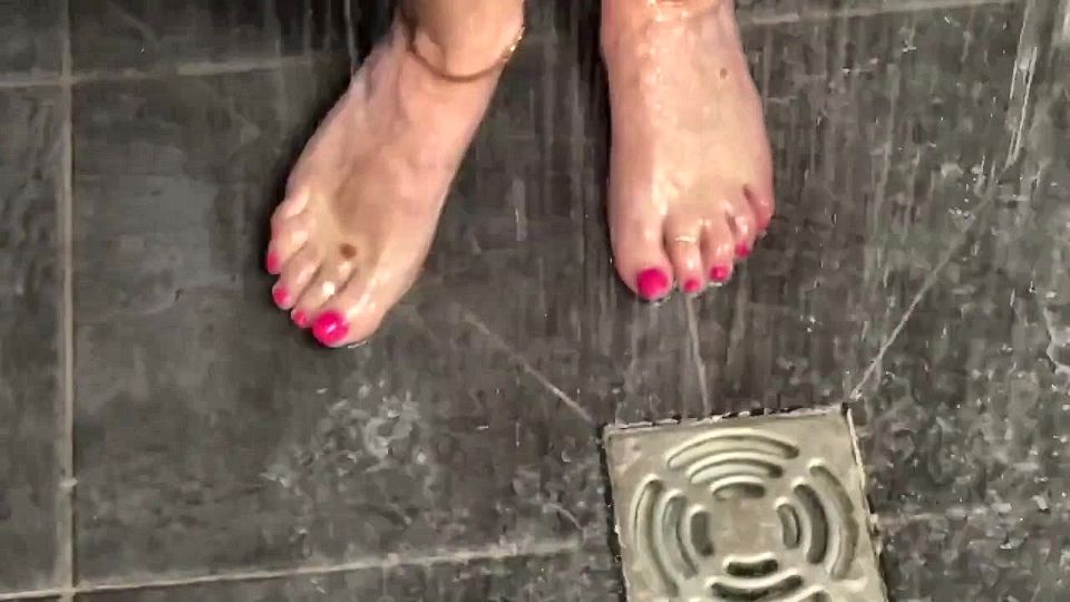 Mrs Mature Feet Playing in the Shower 484