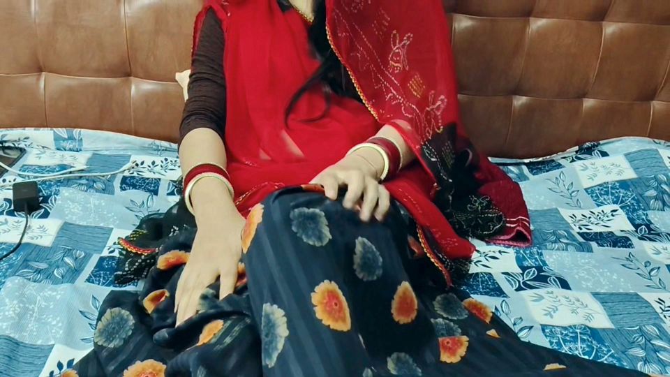 Desi Bhabhi Ne Gaand Me Ungli daal k Pyaas bujhayi
