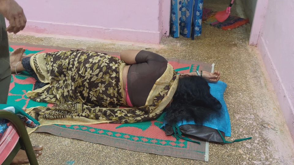Aunty is touched here and there when she is alone at home, pussy licking with tongue
