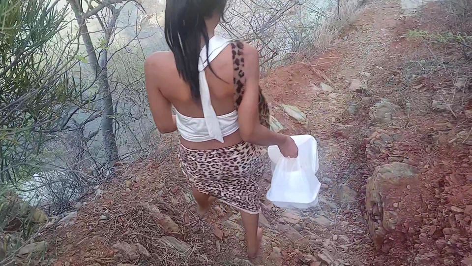 The young girl gave me her tight pussy on the beach