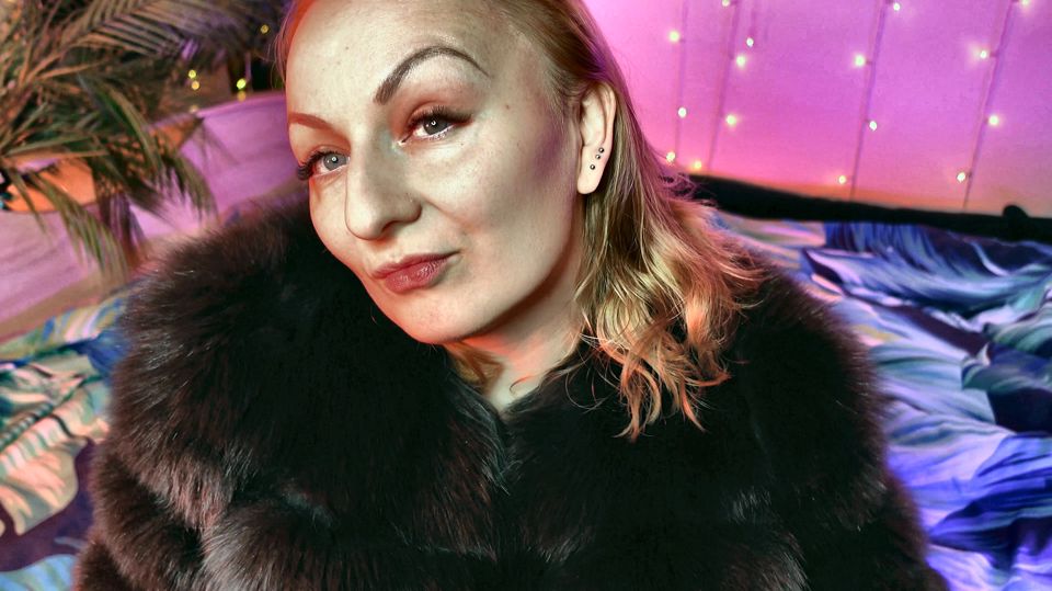 Red lipstick fetish and fur