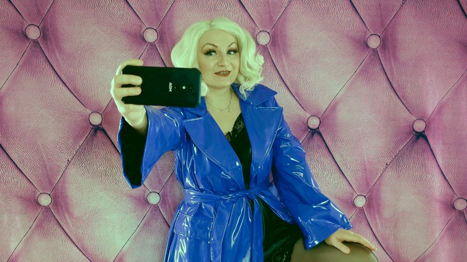 Process of selfie - hot curvy Arya Grander - backstage and teasing in shiny PVC coat
