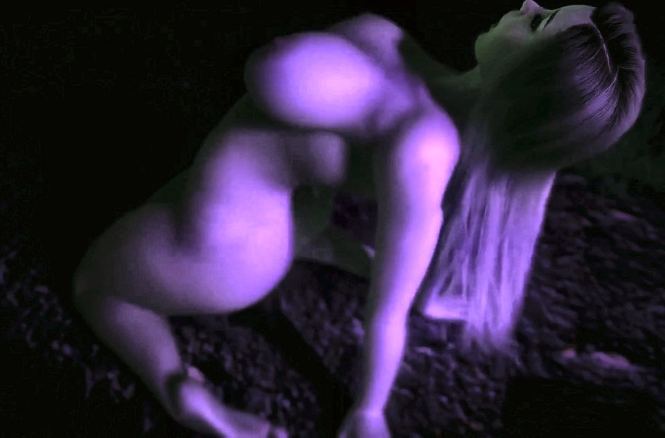 Blonde chick riding dildo in the forest : 3D Porn