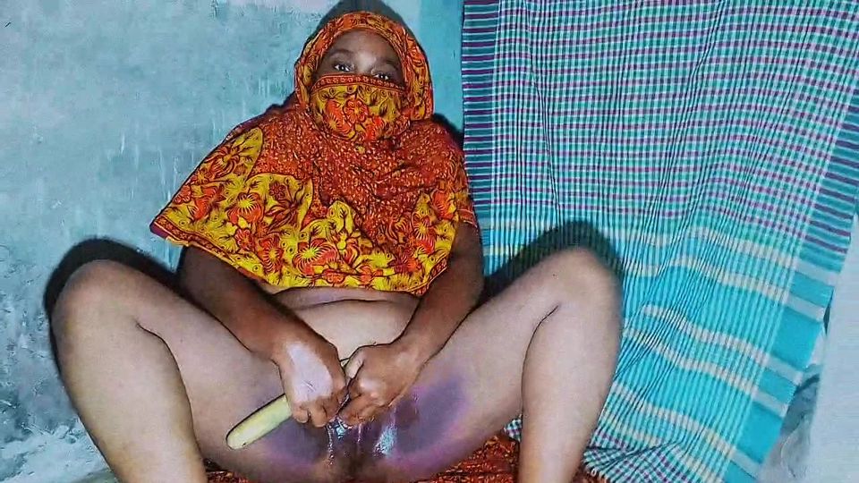 Attractive sister-in-law bathing video