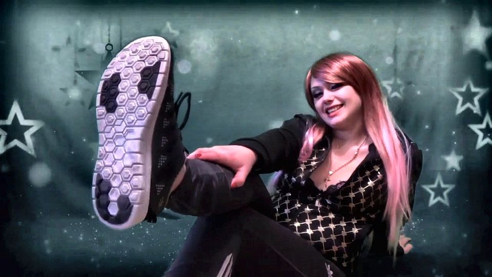 Watch me doing lovely exercises and clean my sport kneeckers