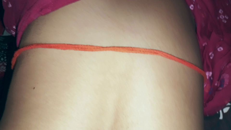 Desi sister-in-law washed the bed of pussy hole in a different style.