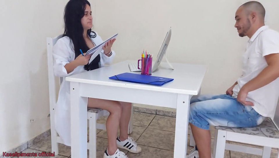 Doutora Jennyfer Resolve Problema De Erecao Durante Exame!