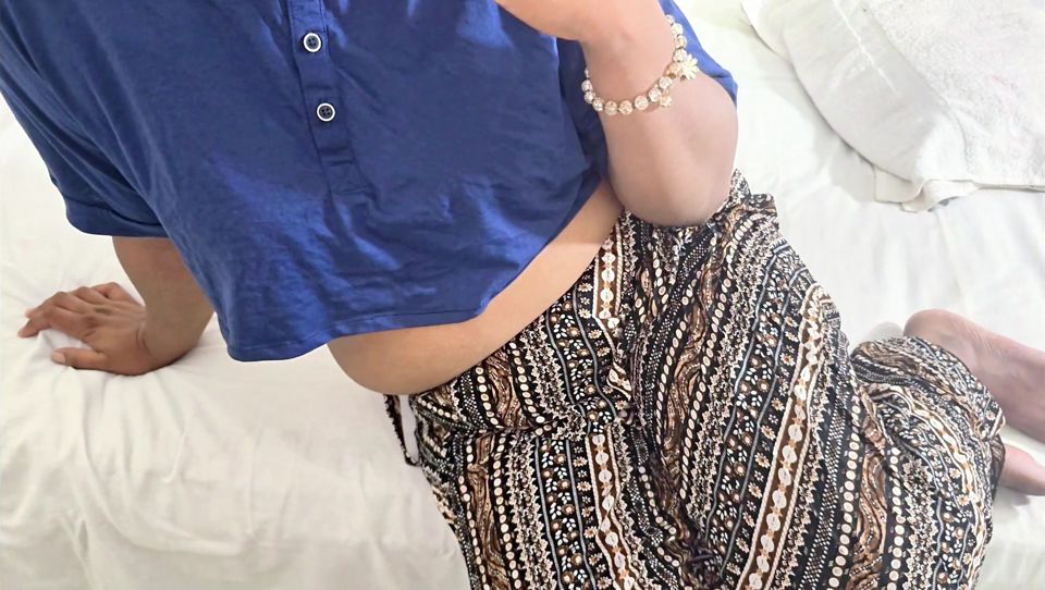 My stepsister saw me and came to my room to get fucked.