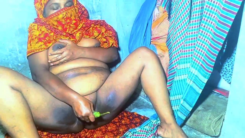 Attractive sister-in-law bathing video