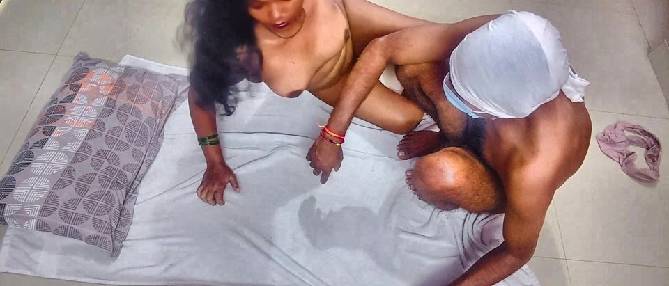 Desi Bhabhi's full body massage watch and enjoy the body massage.