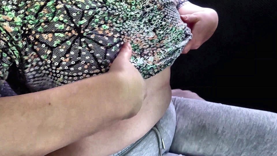 A married MILF with magnificent tits is paying for a taxi.