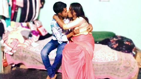 Indian desi bhabhi pink shari chodne me maja aagaya