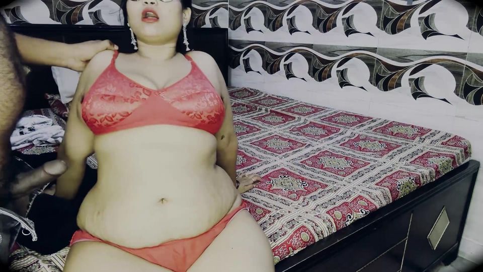 Biwi Ne Mana Kiya To Pati Ne Daba Ke Muh Mein Gira Diya Hindi video