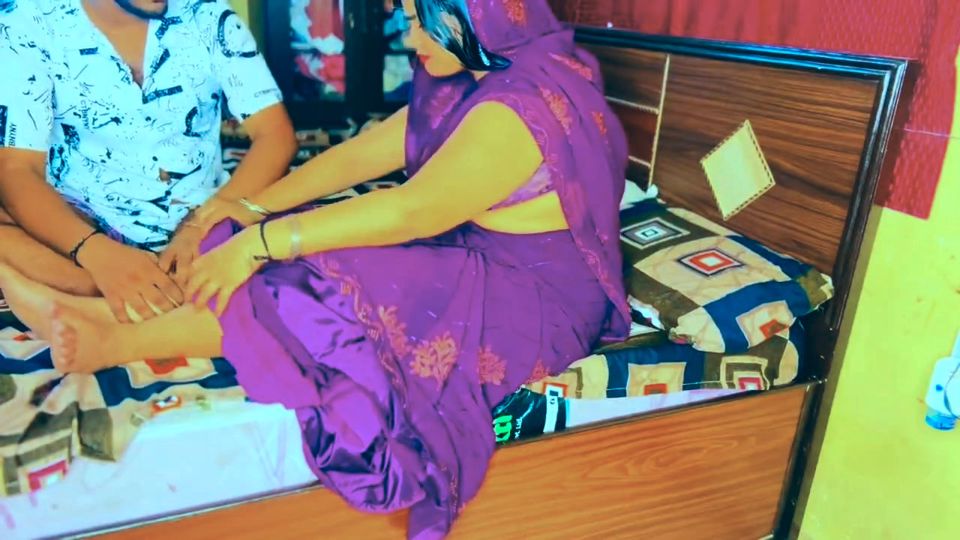 Servant Was Pressing Bhabhi's Feet When He Suddenly Started Touching Her and Ended Up Fucking Her