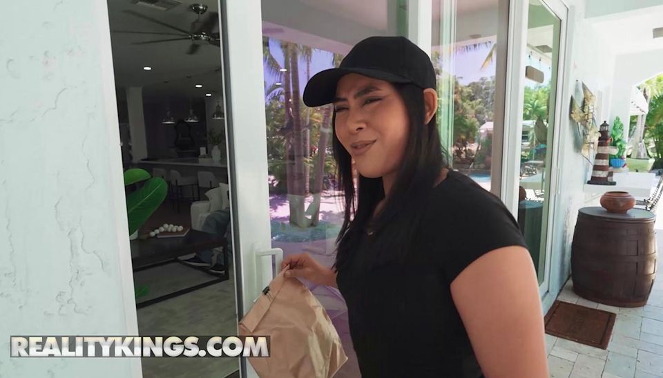 REALITY KINGS - Kinky Emerald Loves Turns A Simple Delivery Into A Wild Fuck Session With Her Biggest Fan