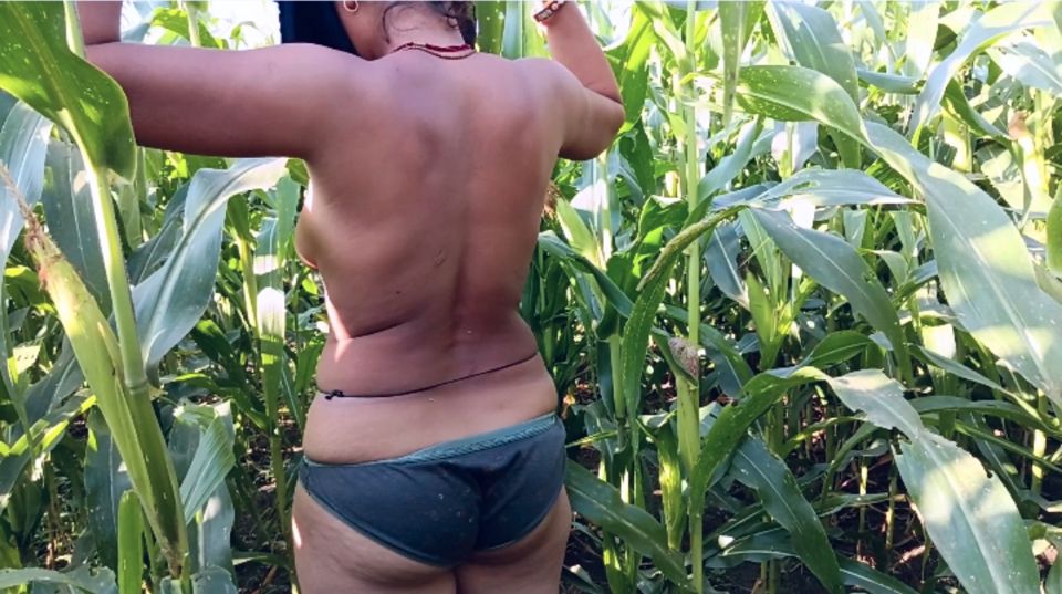 Gaon ki desi ladki ko makki ke khet mein nangi karke munh mein lauda chuswa karke uski chut chodi Puri nangi kar di tan per ek kapda bhi nah