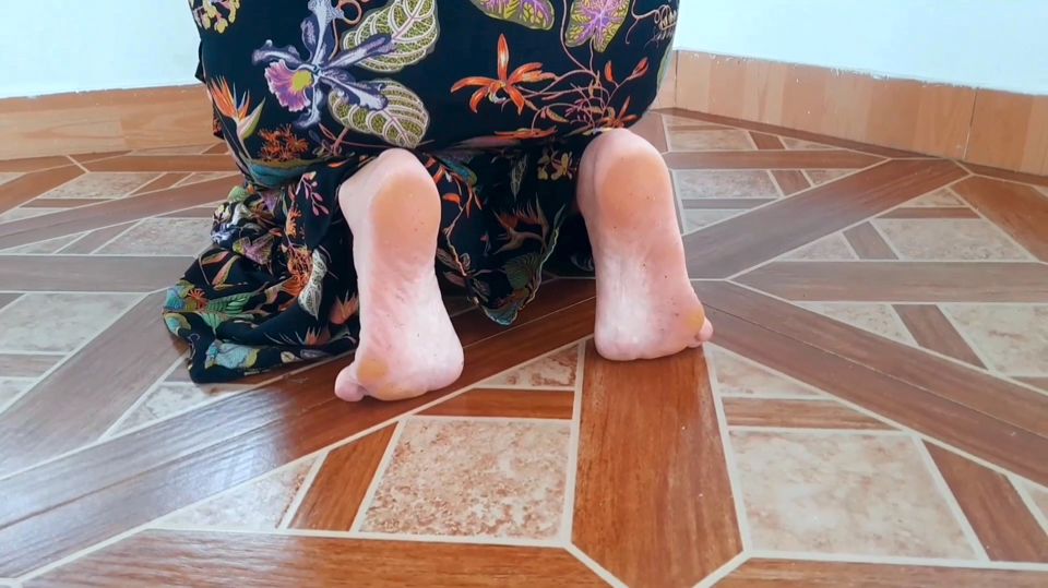 Amateur Blonde Mature Wife Feet Posing and Footjob