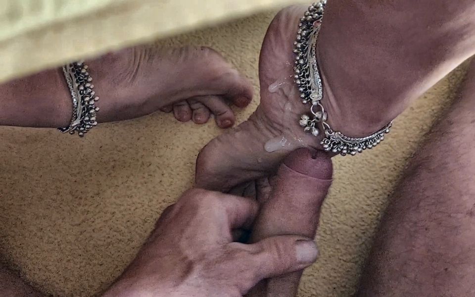 Selena's Footjob and Feet Worship